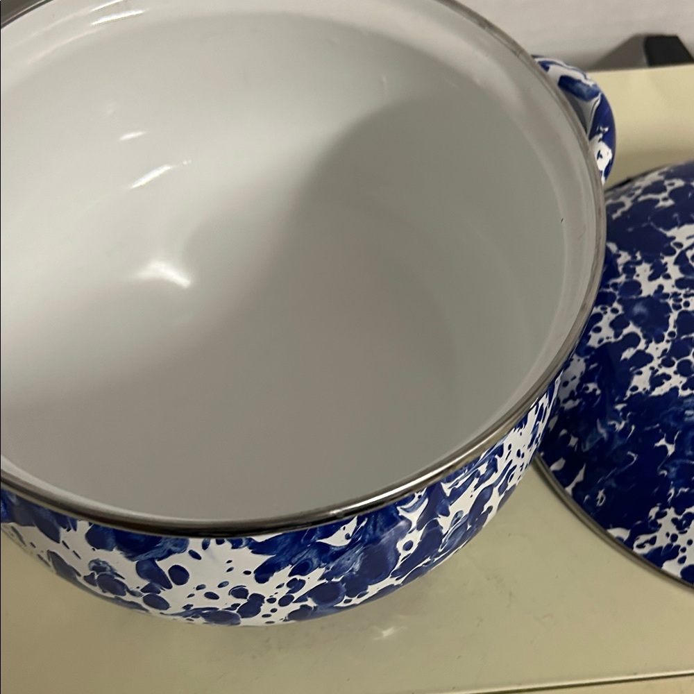 Golden Rabbit Enamel Dutch Oven - Picture 2 of 2